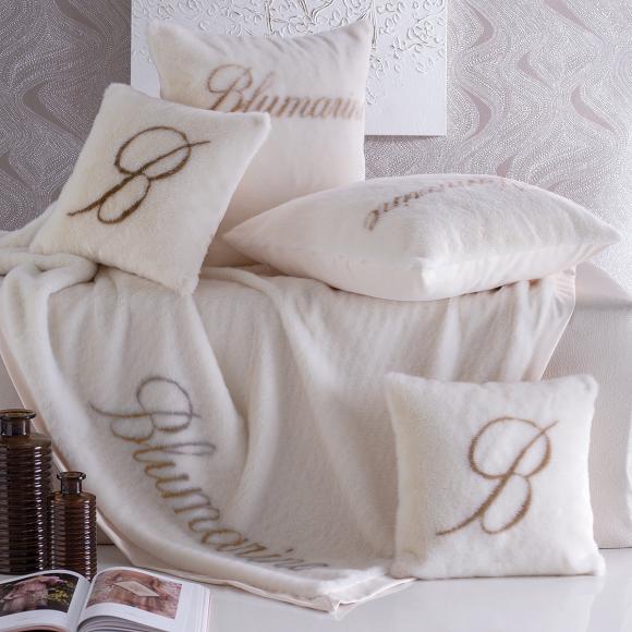 Blumarine St. Moritz Faux-Fur Throw  Throw in faux-fur with a jacquard logo 190/140cm 10401 0087 5 ecru