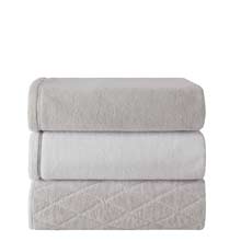 Yves Delorme Couture Duetto Towel Brume / Blanc