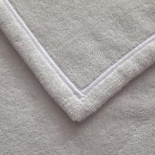 Yves Delorme Couture Duetto Towel Brume / Blanc