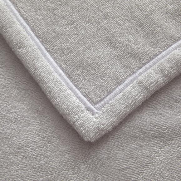 Yves Delorme Couture Duetto Towel Brume / Blanc
